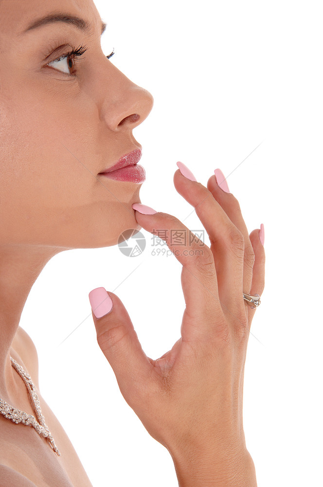 近半张脸长着一条项链的漂亮女人脸将一根手指伸在下巴上优雅与白色背景隔绝图片