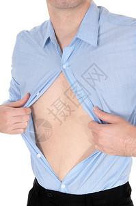 一个英俊的年轻男子站在他的衬衫开着展示他的胃部肿胀孤立的白色背景图片