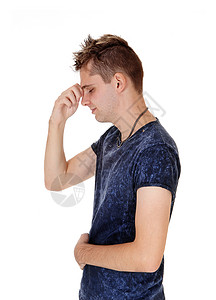 一名青年男子站在侧面头部和眼闭的一只手放在他头上和眼中集在他的思想因白背景而被孤立背景图片
