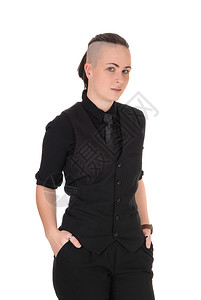 一个穿黑衬衫领带穿着黑衬衫领带穿着高丽发型手在口袋里图片