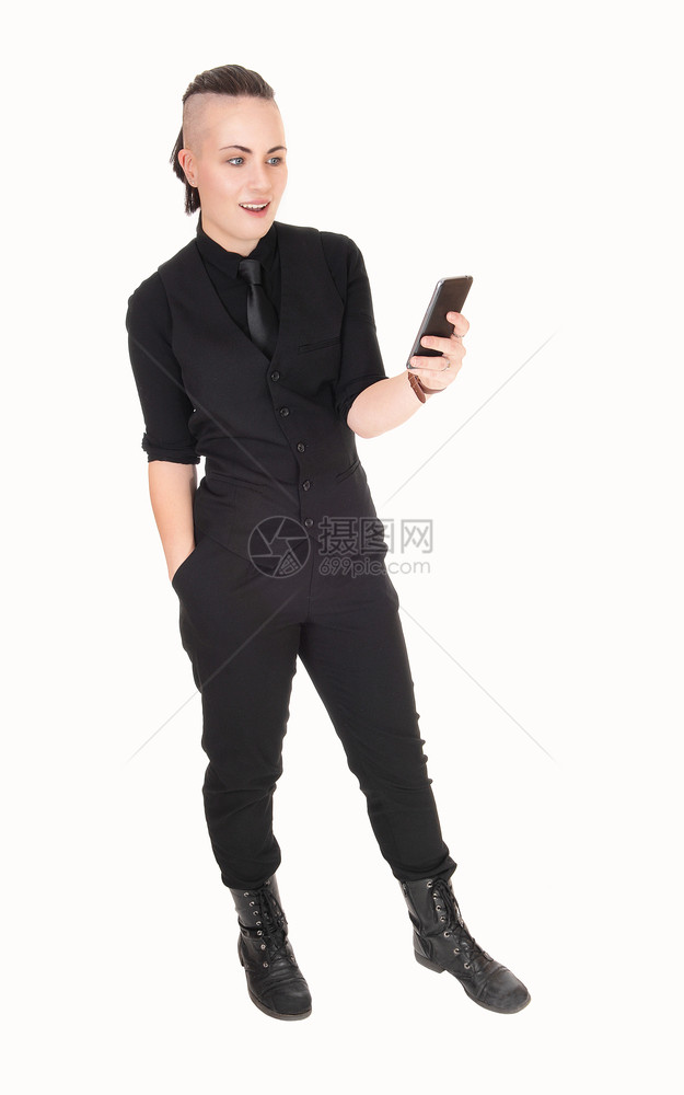 一个穿着黑色衬衫领带穿着黑色衬衫领带穿着高丽发型的年轻美女在手机上微笑被白背景隔离图片