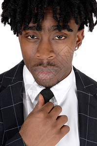 一个黑人穿着西装白衬衫领带的近身形象图片