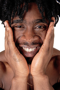 一个笑着的年轻非裔美国人男子紧地抱着图片