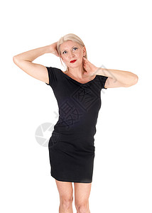 一个中年华丽的金发美女穿着黑色短裙手放在头上图片