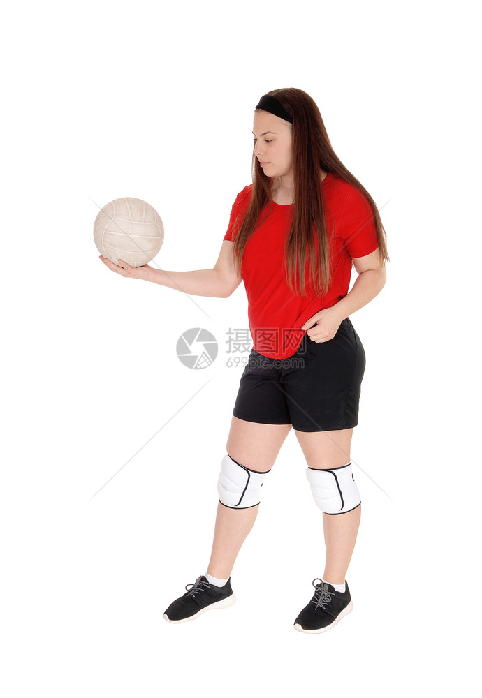 一名年轻少女站在工作室头顶拿着球穿制服身与白种背景隔绝图片