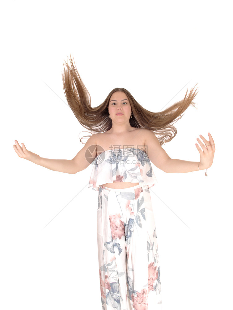 一个穿着面纱的年轻少女穿着面纱的衣跳上下头发飞起来手臂被切开白种背景隔离图片