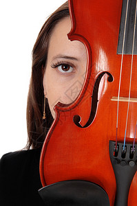 一个藏在小提琴后面的漂亮女人眼睛以近图像看着镜头与白色背景隔绝图片