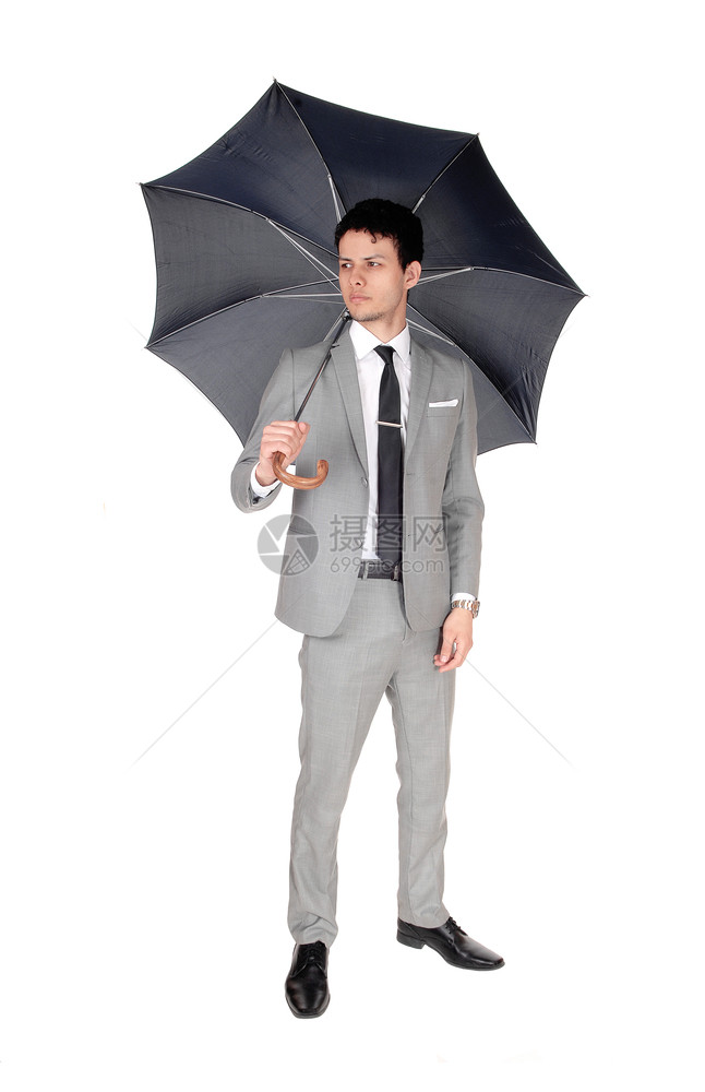 一个英俊的年轻商人穿着浅灰色西装和开着的雨伞与白色背景隔绝图片