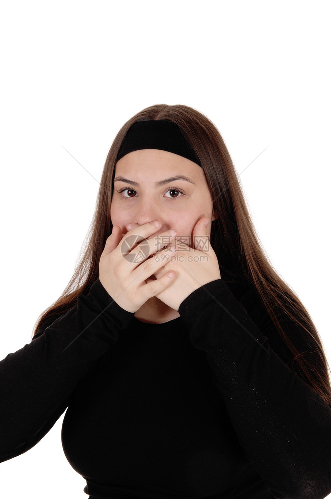 一个穿着黑色毛衣的年轻少女惊讶地举起手顶着嘴为白种背景被孤立图片