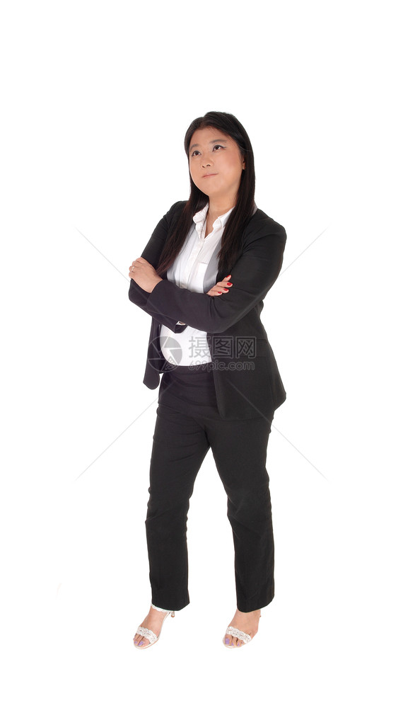 一个可爱的笑亚洲女商人站在她的双臂上穿着黑色商业西装和白上衣图片