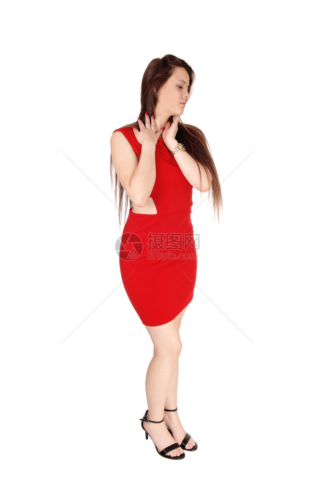 穿着红裙子高跟鞋站长的黑发被白背景隔离图片