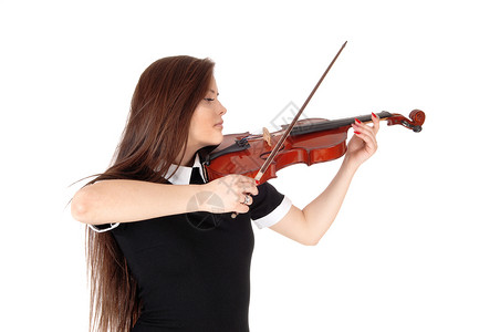 一个穿着黑裙子的漂亮女人站在黑裙子里玩小提琴闭着眼睛与白背景隔绝图片