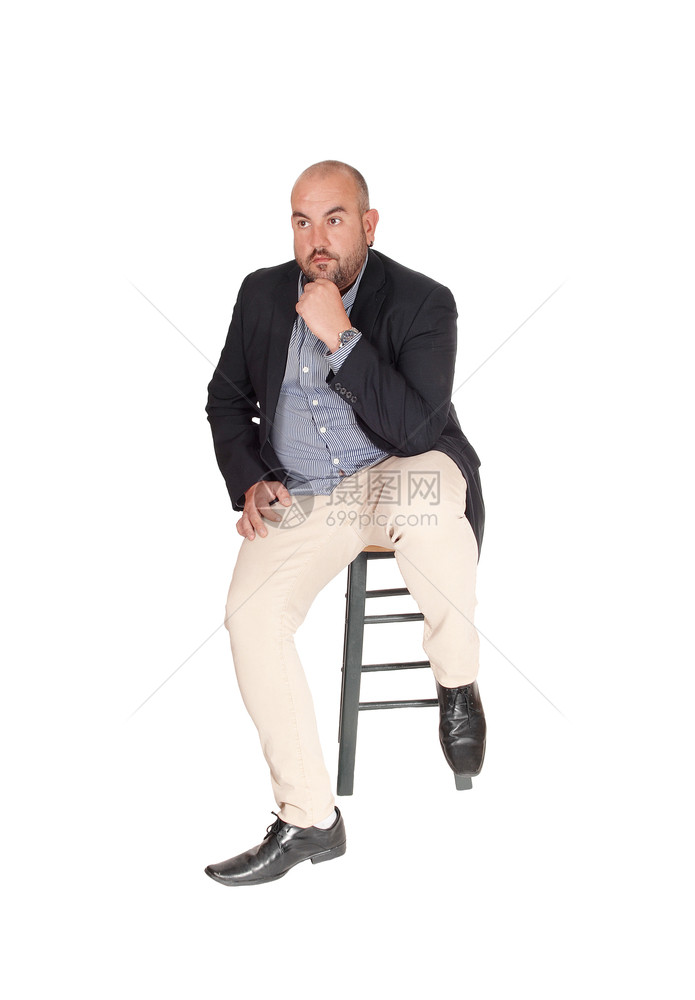 一个迷惑不解的中年商人坐在椅子上手伸下巴寻找解决他问题的办法与白地隔绝图片