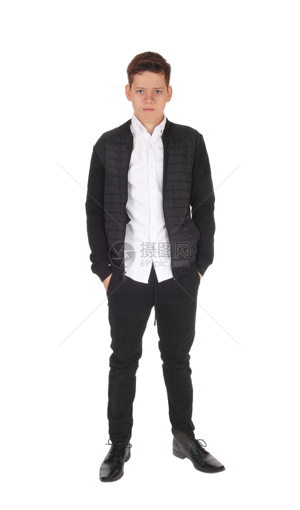 身穿黑夹克和短裤被白色背景隔离图片