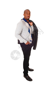 一个英俊的非裔美国人男子穿着牛仔裤和毛衣图片