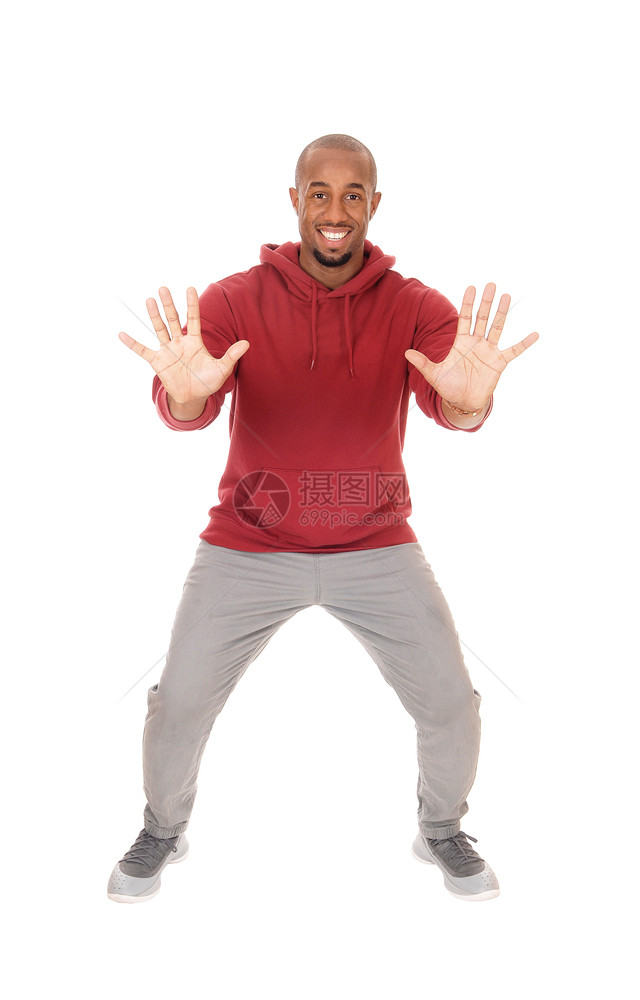 一个高英俊的黑人男子站在工作室双手举起说不图片