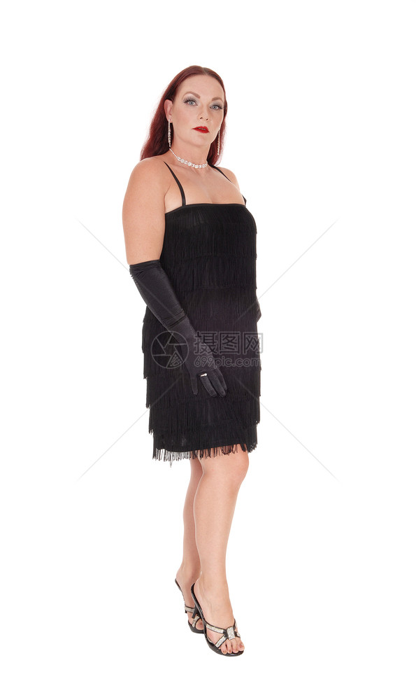一位美丽的女士穿着黑色的裙子穿着黑色的外衣长红头发掉在背部和子上图片