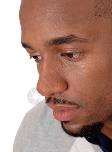 近距离的图像一个非裔美国人脸部的图像向下仰望一个小胡子孤立的白色背景图片