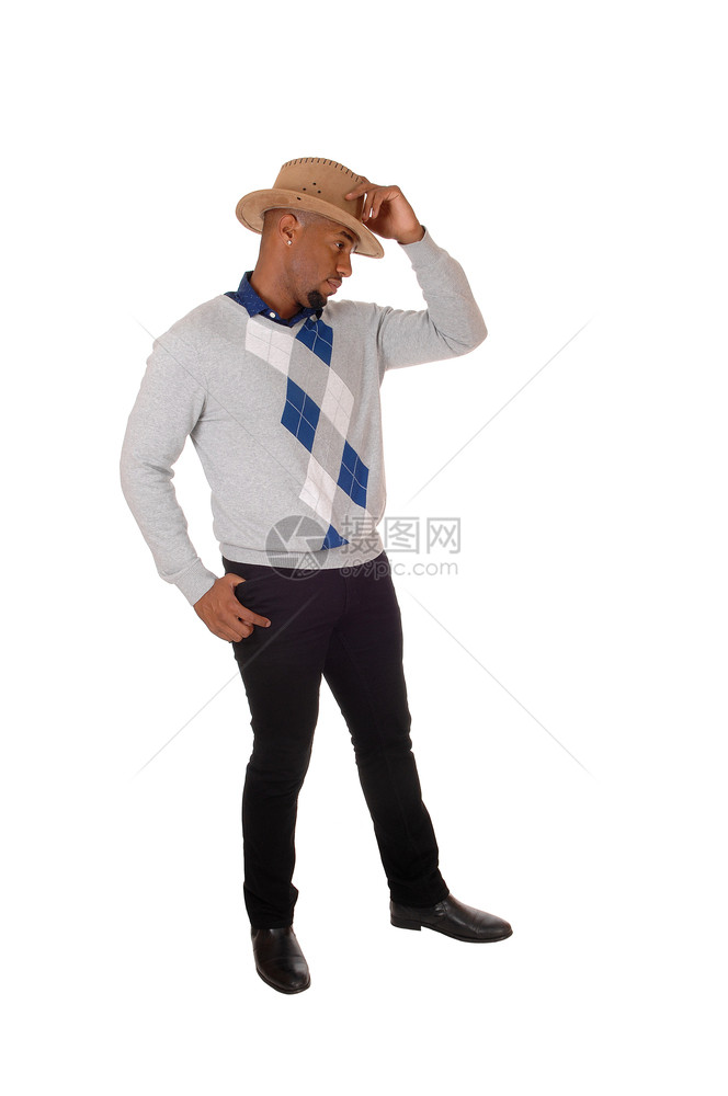 一个英俊的年轻非裔美国人男子站在他的摇欲穿着毛衣和牛仔帽孤立的白色背景图片