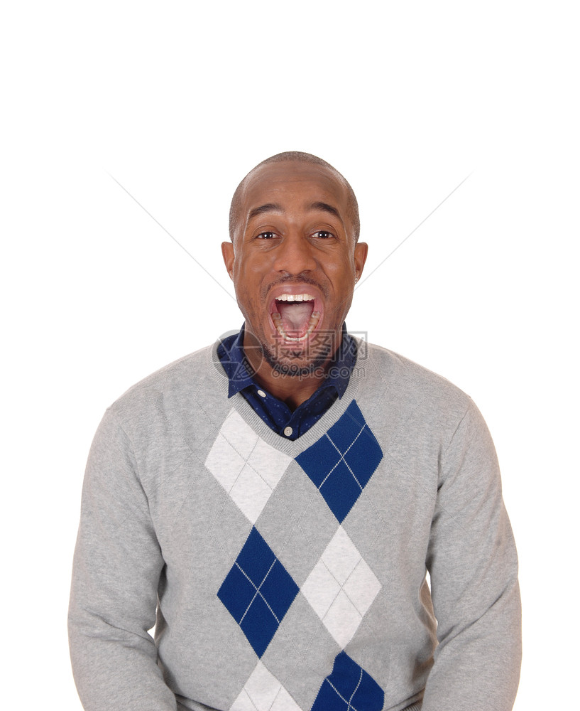 一个高英俊的非裔美国人男子站着尖叫张嘴被白种背景隔离图片