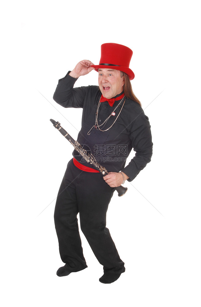 一个身穿黑衬衫裤子和红帽的土著男手握着单簧管跳舞因白背景被隔离图片