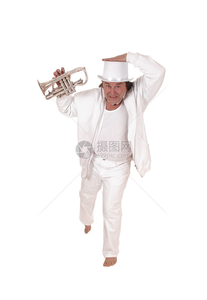 一个中年土著男子穿着白色衣服跳舞戴白色帽子用长头发吹喇叭因白背景被孤立图片