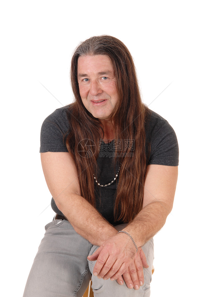 一个快乐的土著男子坐在椅上一张肖像照片上长的黑发因白背景被孤立图片