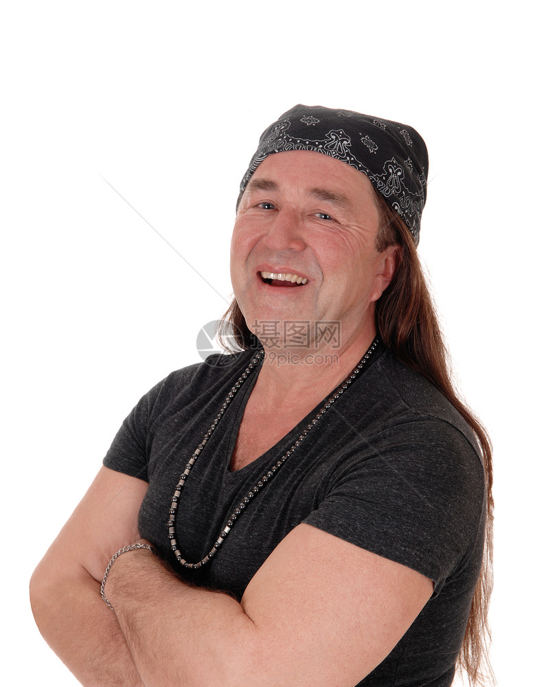 一位快乐的土著男子站在肖像面前笑着长的黑头发被白种背景隔离图片