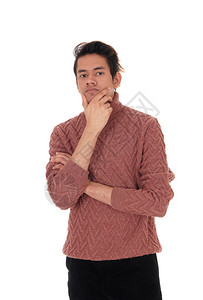 一个高的年轻男子站在一个高的年轻人站在布根迪毛衣上一只手在下巴上图片