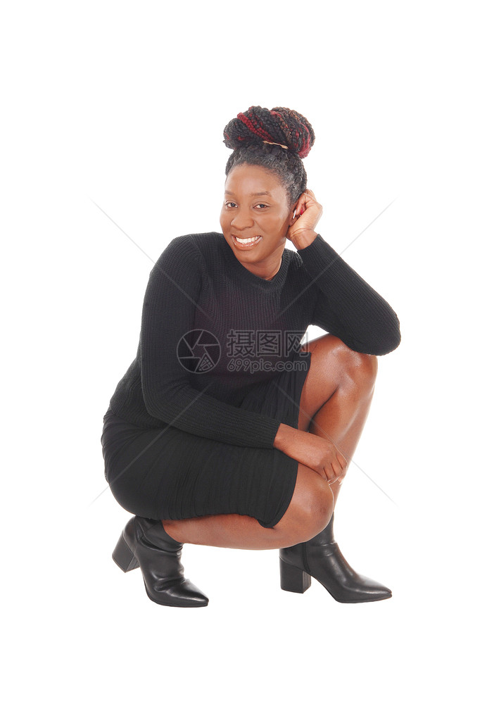 一个穿着黑色衣服的美女跪在地上笑着与白背景隔绝图片