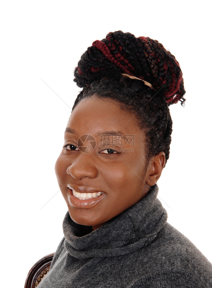 近距离的画面一位美籍非裔女卷发像包头笑着与白种背景隔绝图片