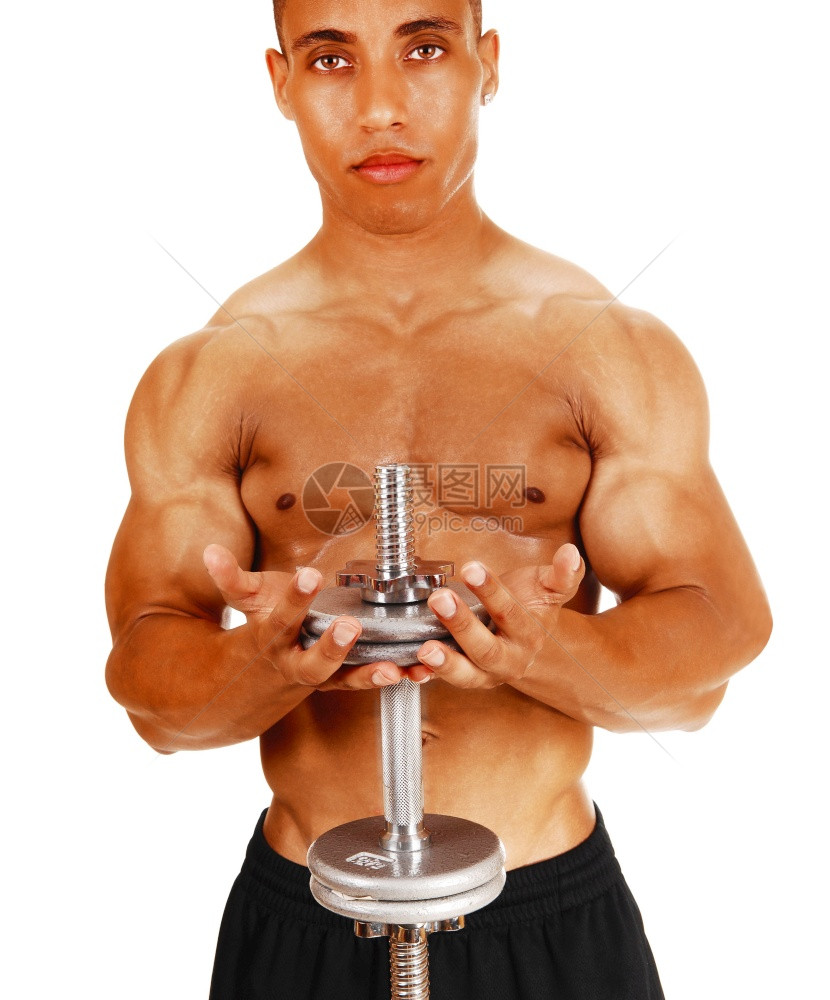 近距离的图像一个非常肌肉的男子举起一个哑铃从前面站立看着镜头图片