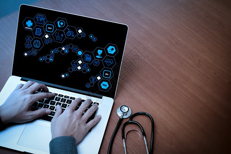 医疗生用现代计算机和木制书桌空白屏幕工作为医疗概念图片