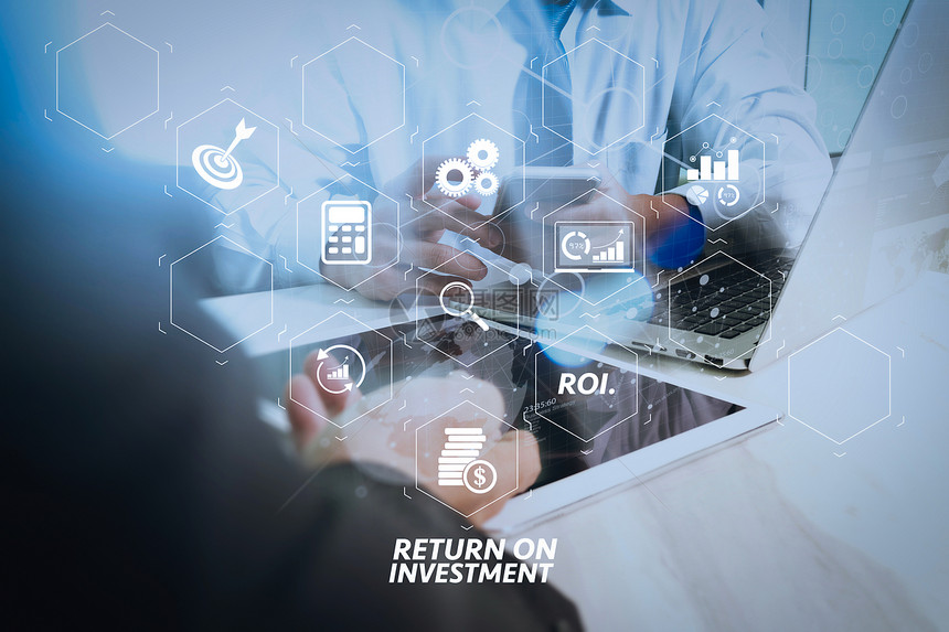 ROI投资回报虚拟仪表板上用于改善商业的虚拟投资回报指标商业小组会议出席摄影专业投资者与新启动项目合作财务经理会议图片
