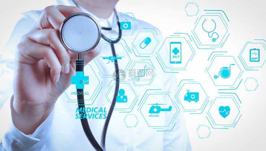 一般医疗服务和全科生或家庭图表现代医院与虚拟屏幕合作的聪明医生图片
