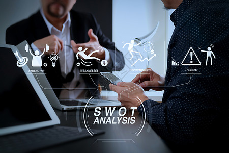 SWOT分析虚拟图包括公司的力量弱点威胁和机会co工作组会议概念使用智能电话数字平板脑和笔记本的商人设计图片