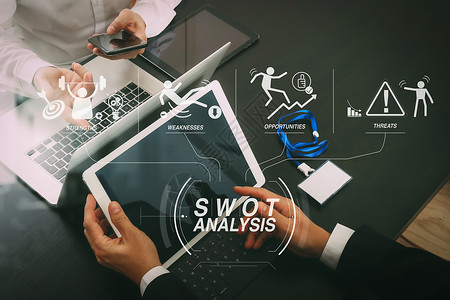 团队名称素材SWOT分析虚拟图包括公司的力量弱点威胁和机会co工作组会议概念使用智能电话数字平板脑和笔记本的商人和名称标签背景