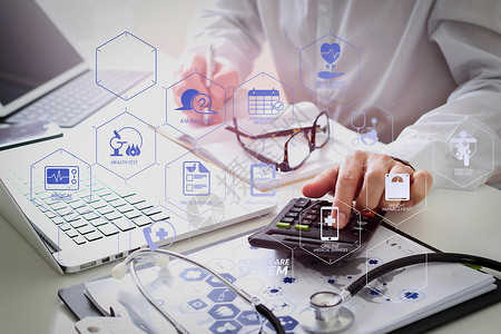 保健系统图表包括健康检查和VR仪表板上的症状卫生保健成本和收费概念智能医生用计算器现代医院的疗费用背景图片