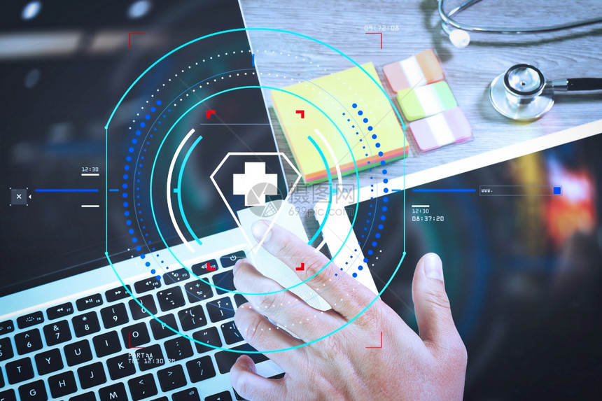 医疗网络技术概念医生用听诊器和笔记本电脑数字平板工作图片