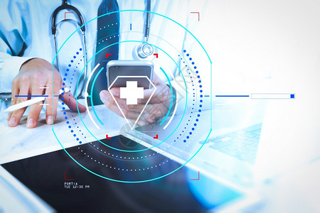 医疗保健和服务配有周知AR图医疗技术概念生用现代数字平板电脑和带有病历界面的笔记本电脑工作背景图片