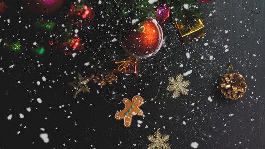 圣诞树上装饰灯光的首图片