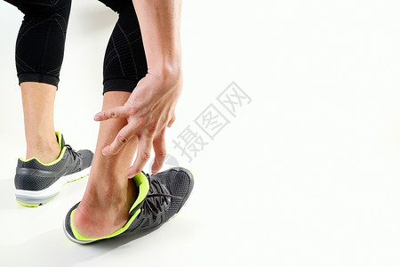 赛跑运动员脚踝受伤疼痛骨折扭接合跑动运受伤员因白背景扭伤脚受背景图片