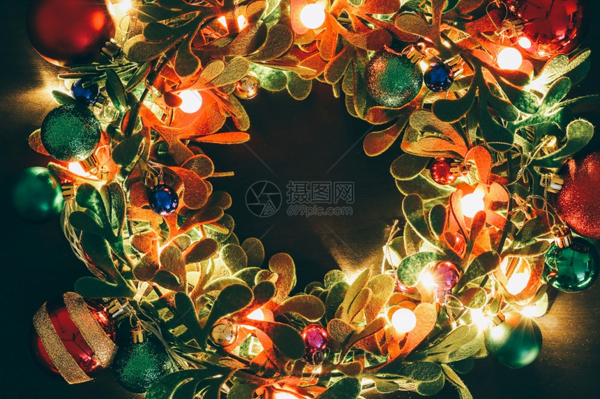 圣诞花圈深木本底有装饰灯光图片