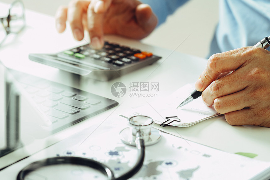 保健费用和概念智能医生用计算器现代医院的疗费用图片