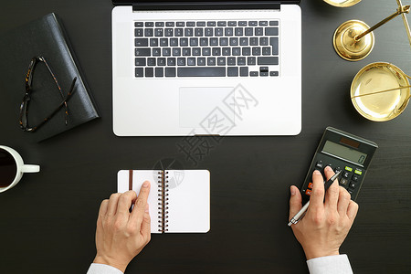 咖啡和手素材使用计算器和笔记本电脑以及现代办公室文件处理账户的商人或律师会计设计图片