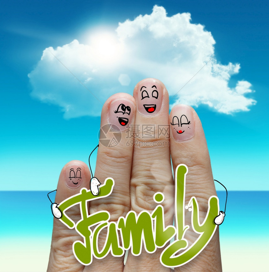 手指家人在海滩旅行家庭字作为概念图片