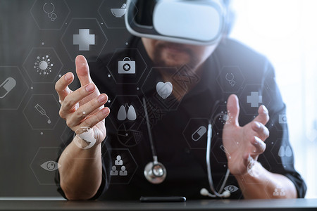 智能医生在现代办公室戴虚拟现实护目镜手持移动电话用VR头盔和屏幕图标图片