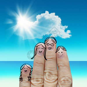 手指家人在海滩旅行唱一首歌作为概念图片