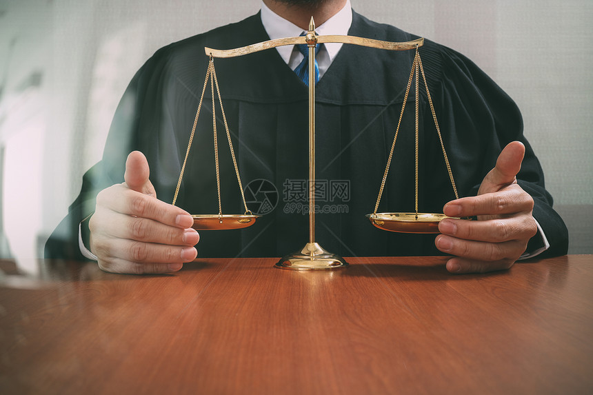 司法正义和律概念在庭上的男官平衡比例在木制桌子上图片
