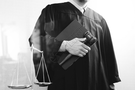 法官在庭上使用手架和平衡尺度以及数字平板电脑黑白图片